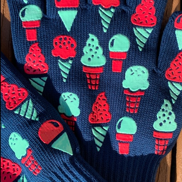 🆕TARA TESHER TEMPTATIONS OVEN GLOVES “ICE CREAM CONES” SIZE SMALL/MED NWTS! - Picture 2 of 3